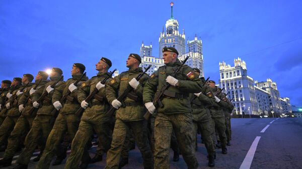Курсанты Серпуховского филиала Академии ракетных войск  на репетиции военного парада в Москве - Sputnik Việt Nam