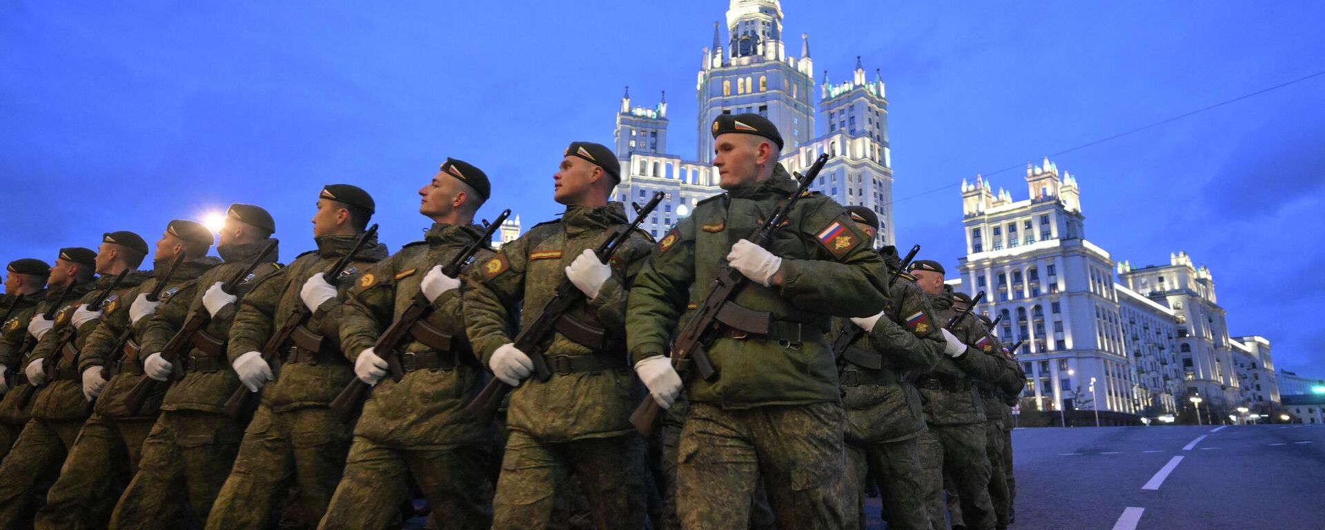 Курсанты Серпуховского филиала Академии ракетных войск  на репетиции военного парада в Москве - Sputnik Việt Nam, 1920, 30.04.2026