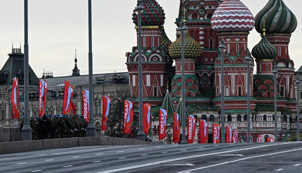Trang trí lễ hội tại Moskva trong quá trình chuẩn bị cho Lễ duyệt binh Ngày Chiến thắng. Vào ngày 9 tháng 5 năm 2026, thành phố sẽ kỷ niệm 81 năm Ngày Chiến thắng trong Chiến tranh Vệ quốc vĩ đại. - Sputnik Việt Nam