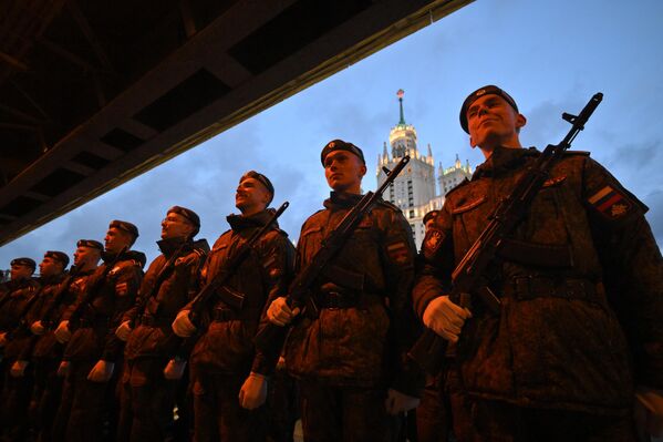 Học viên của Học viện Lực lượng Tên lửa Chiến lược Peter Đại đế trong buổi diễn tập duyệt binh ở Moskva. - Sputnik Việt Nam