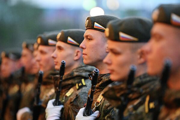 Học viên của Học viện Lực lượng Tên lửa Chiến lược mang tên Peter Đại đế trong buổi diễn tập duyệt binh ở Moskva để kỷ niệm 81 năm Ngày Chiến thắng trong Chiến tranh Vệ quốc vĩ đại. - Sputnik Việt Nam