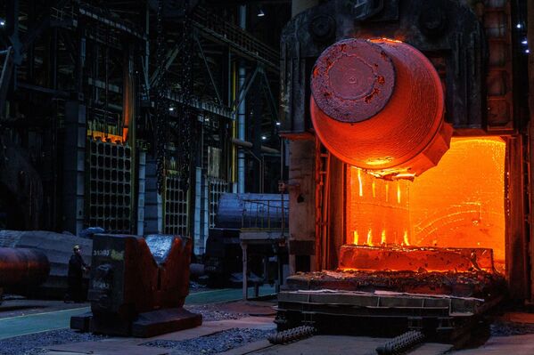 AEM-Spetsstal (bộ phận kỹ thuật cơ khí của Rosatom) bắt đầu rèn phôi cho bình áp suất lò phản ứng Tổ máy số 1, nhà máy Paks-2 ơ Hungary . St. Petersburg, ngày 26 tháng 4 năm 2024. - Sputnik Việt Nam