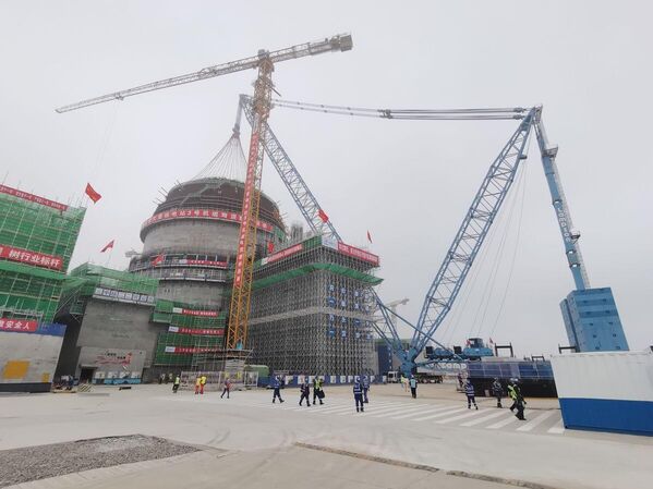 Việc nâng và lắp đặt mái vòm một giai đoạn trên tòa nhà lò phản ứng Tổ máy số 3, nhà máy Xudapu,Trung Quốc , ngày 25 tháng 7 năm 2023. - Sputnik Việt Nam