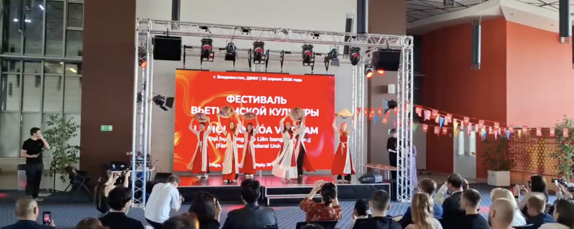 Việt Nam ở ngay gần đây thôi: một lễ hội truyền thống và sắc màu đã diễn ra tại Viện Đại học Liên bang Viễn Đông ở Vladivostok - Sputnik Việt Nam, 1920, 30.04.2026