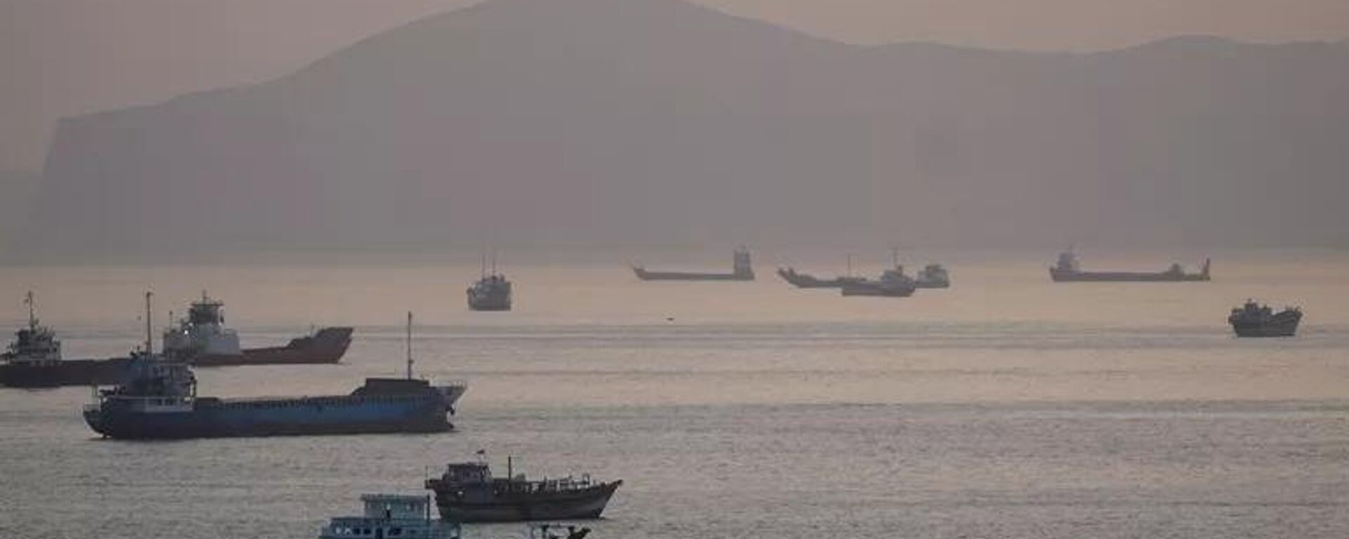 Tàu thuyền trong eo biển Hormuz - Sputnik Việt Nam, 1920, 04.05.2026