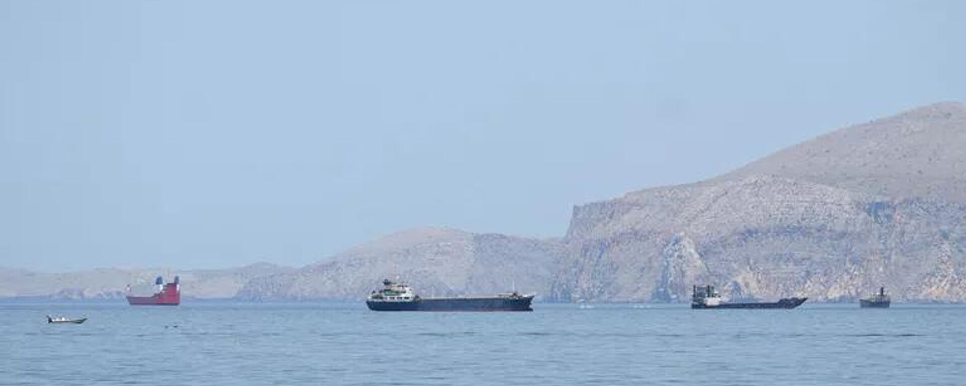 Những con tàu trong eo biển Hormuz - Sputnik Việt Nam, 1920, 04.05.2026