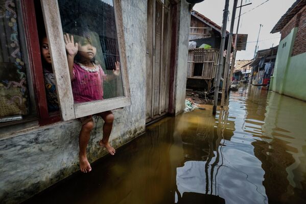 "Hy vọng đang chìm dần" (Sinking hopes) – Alain Schroeder, giải nhì hạng mục " Humanity vs Nature", cuộc thi 2026 Environmental Photography Award. - Sputnik Việt Nam