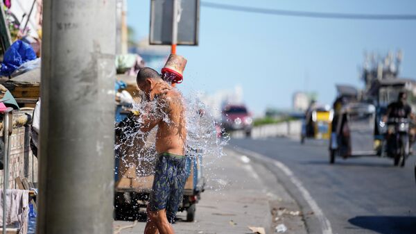 Một người đàn ông trên đường phố Manila, Philippines - Sputnik Việt Nam