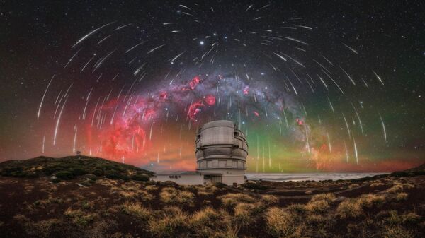 Снимок Geminid Symphony Over La Palma’s Guardian of the Sky фотографа Uroš Fink, вошедший в список 25 лучших фотографий конкурса 2026 Milky Way Photographer of the Year - Sputnik Việt Nam