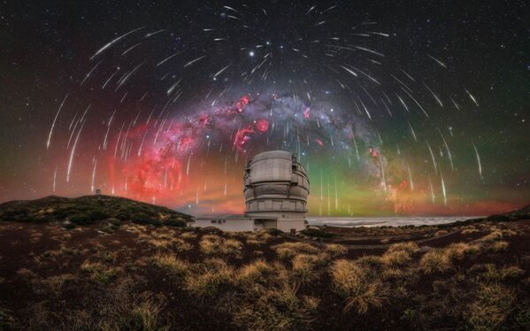 "Geminid Symphony Over La Palma’s Guardian of the Sky -Bản giao hưởng Geminid trên người bảo vệ bầu trời La Palma" – Uroš Fink, lọt vào danh sách 25 những tác phẩm đẹp nhất cuộc thi 2026 Milky Way Photographer of the Year. - Sputnik Việt Nam