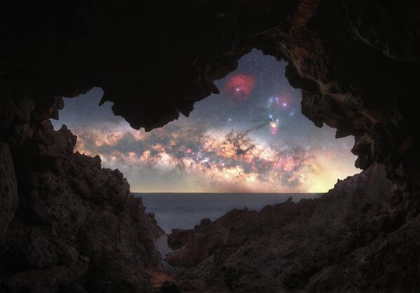 "Galaxy on the Rise , Thiên hà đang lên" – Anastasia Gulova, lọt vào danh sách 25 những tác phẩm đẹp nhất cuộc thi 2026 Milky Way Photographer of the Year. - Sputnik Việt Nam