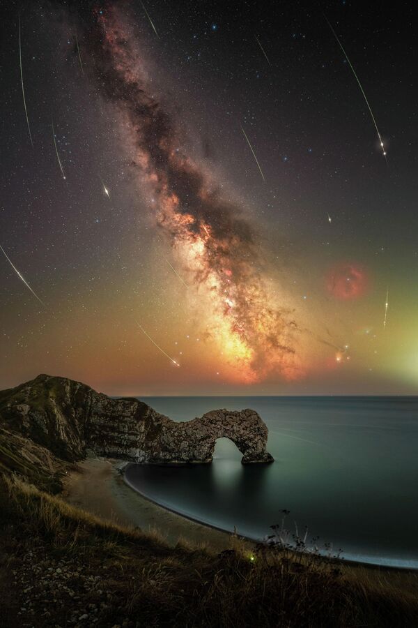 "Perseid Meteors Over Durdle Door- Sao băng Perseid trên Durdle Door" – Josh Dury, một trong 25 tác phẩm tác phẩm đẹp nhất cuộc thi 2026 Milky Way Photographer of the Year. - Sputnik Việt Nam