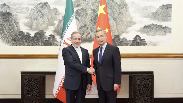 Bộ trưởng Ngoại giao Iran Abbas Araghchi đã gặp Bộ trưởng Ngoại giao Trung Quốc Vương Nghị tại Bắc Kinh - Sputnik Việt Nam