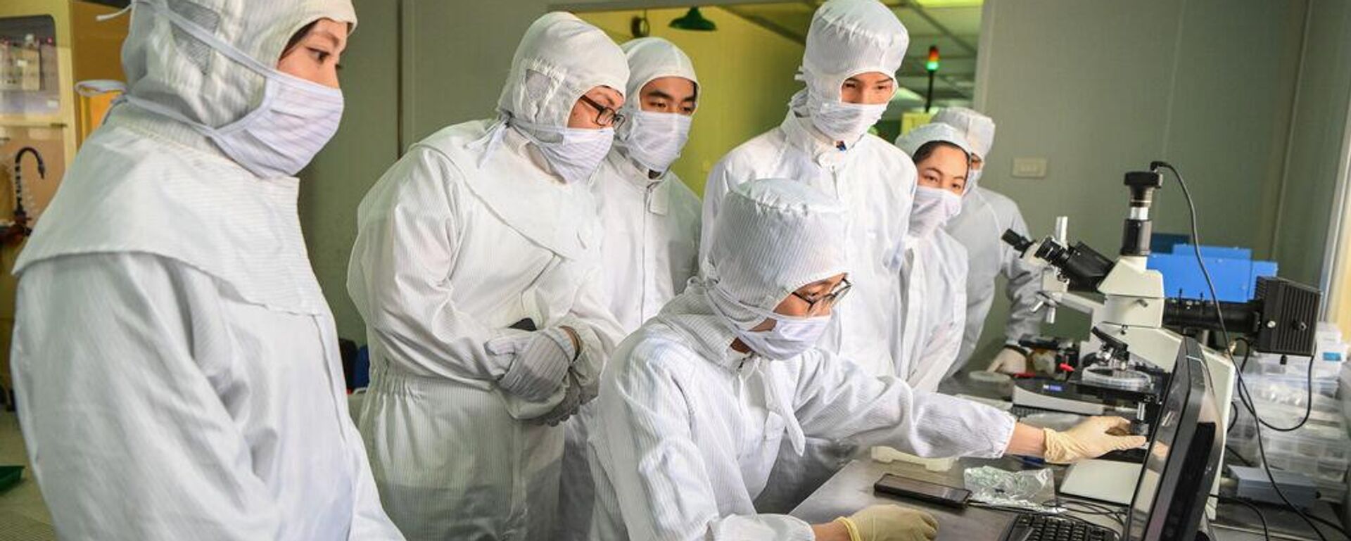 Phòng sạch, Trung tâm Nano và Năng lượng, trường Đại học Khoa học Tự nhiên, Đại học Quốc gia Hà Nội, nơi đào tạo và nghiên cứu về bán dẫn - Sputnik Việt Nam, 1920, 06.05.2026