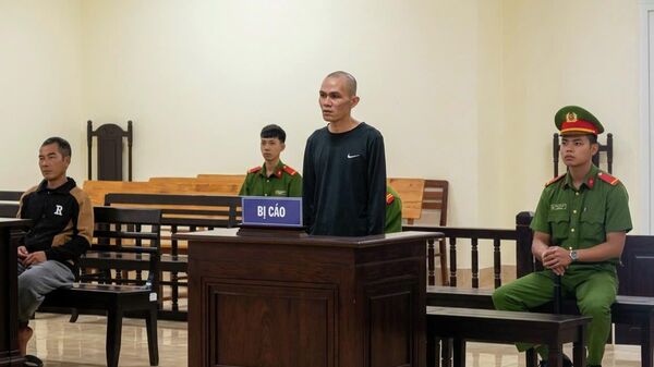 Hội đồng xét xử quyết định trả hồ sơ để điều tra bổ sung, làm rõ hồ sơ bệnh án tâm thần của bị cáo Nguyễn Văn Ty. Ảnh: Nguyễn Tiến - Sputnik Việt Nam