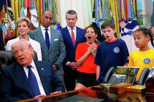 Tổng thống Donald Trump phát biểu trước khi ký tuyên bố tại Phòng Bầu dục của Nhà Trắng, Mỹ. - Sputnik Việt Nam