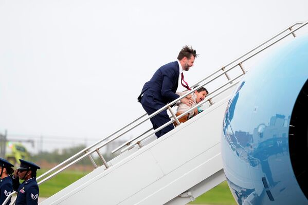Phó Tổng thống J.D. Vance chơi với con trai Vivek khi rời Sân bay Quốc tế Des Moines, Mỹ. - Sputnik Việt Nam