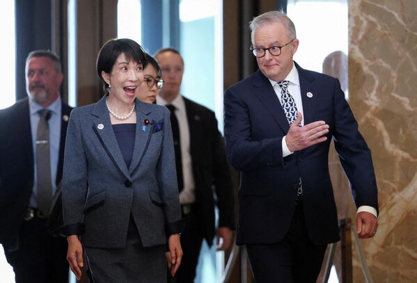 Thủ tướng Nhật Bản Sanae Takaichi đi cùng Thủ tướng Australia Anthony Albanese, Australia. - Sputnik Việt Nam