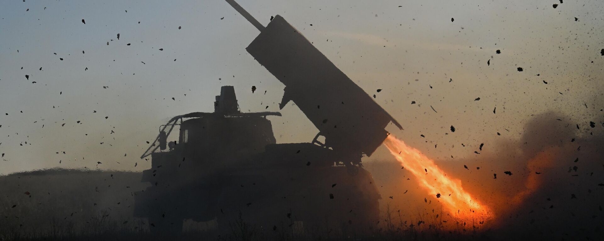 Hoạt động chiến đấu của kíp vận hành pháo phản lực Grad MLRS thuộc Cụm lực lượng Trung tâm của Nga tại hướng Dnepropetrovsk trong chiến dịch quân sự đặc biệt - Sputnik Việt Nam, 1920, 08.05.2026