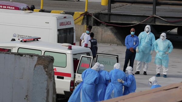 Các hành khách nhiễm virus Hanta đang được sơ tán khỏi tàu MV Hondius ngoài khơi bờ biển Cape Verde. - Sputnik Việt Nam