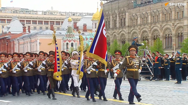 Lần đầu tiên, đội hình quân nhân CHDCND Triều Tiên diễu bước trên mặt đá Quảng trường Đỏ trong lễ duyệt binh Ngày Chiến thắng - Sputnik Việt Nam