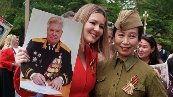 Nữ nghệ sĩ Nga Maria Kozhevnikova (đứng bên trái ở phần trung tâm) trong cuộc diễu hành Trung đoàn Bất tử ở Bắc Kinh kỷ niệm 81 năm Ngày Chiến thắng trong Chiến tranh Vệ quốc vĩ đại - Sputnik Việt Nam