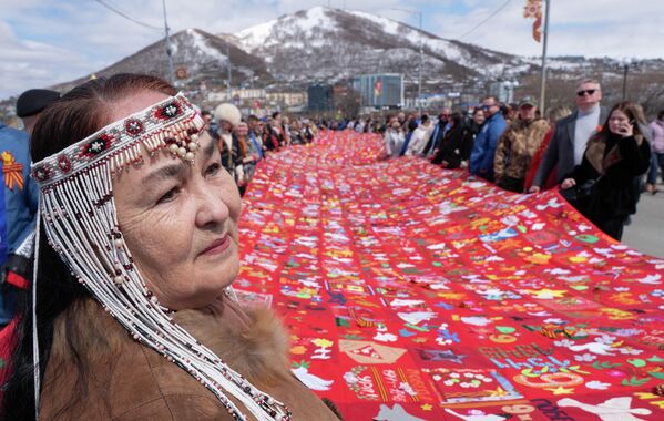 Những người tham gia cuộc diễu hành "Trung đoàn Bất tử" ở Petropavlovsk-Kamchatsky kỷ niệm 81 năm Ngày Chiến thắng trong Chiến tranh Vệ quốc vĩ đại - Sputnik Việt Nam