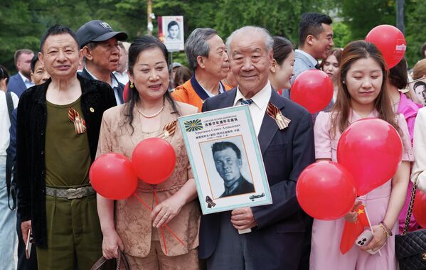 Những người tham gia cuộc diễu hành "Trung đoàn Bất tử" ở Bắc Kinh kỷ niệm 81 năm Ngày Chiến thắng trong Chiến tranh Vệ quốc vĩ đại - Sputnik Việt Nam