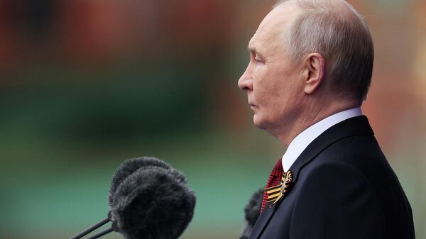 Tổng thống Nga Vladimir Putin phát biểu tại Quảng trường Đỏ ở Moskva trong cuộc duyệt binh kỷ niệm 81 năm Ngày Chiến thắng trong Chiến tranh Vệ quốc vĩ đại. - Sputnik Việt Nam