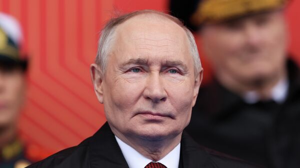 Tổng thống Nga Vladimir Putin phát biểu tại Quảng trường Đỏ ở Moskva trong cuộc duyệt binh kỷ niệm 81 năm Ngày Chiến thắng trong Chiến tranh Vệ quốc vĩ đại. - Sputnik Việt Nam