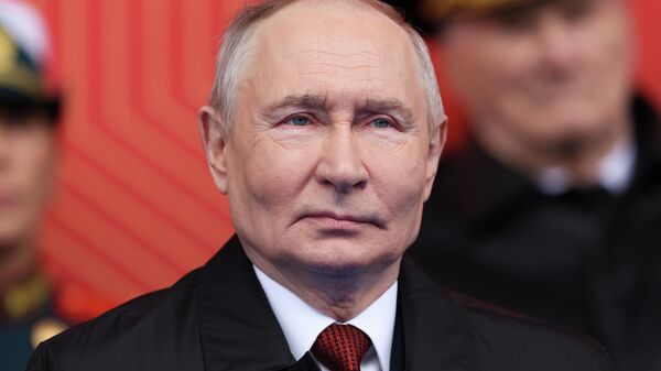 Tổng thống Nga Vladimir Putin phát biểu tại Quảng trường Đỏ ở Moskva trong cuộc duyệt binh kỷ niệm 81 năm Ngày Chiến thắng trong Chiến tranh Vệ quốc vĩ đại. - Sputnik Việt Nam