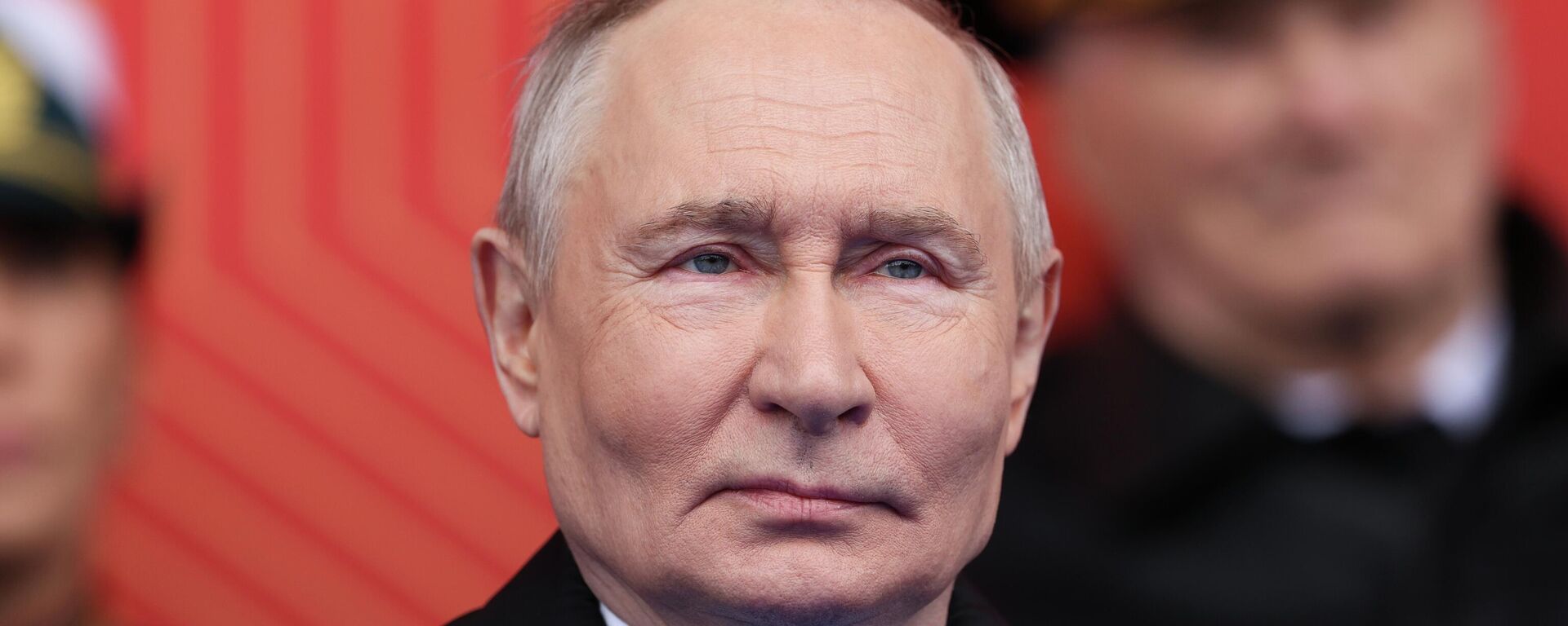 Tổng thống Nga Vladimir Putin phát biểu tại Quảng trường Đỏ ở Moskva trong cuộc duyệt binh kỷ niệm 81 năm Ngày Chiến thắng trong Chiến tranh Vệ quốc vĩ đại. - Sputnik Việt Nam, 1920, 09.05.2026