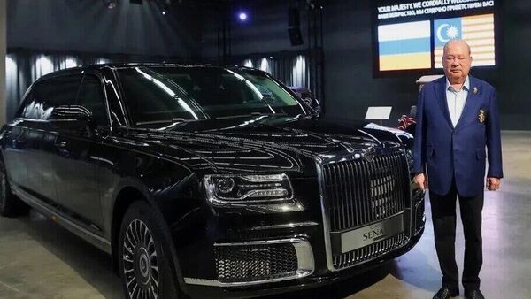 Quốc vương Malaysia Sultan Ibrahim bên cạnh chiếc limousine Aurus Senat của Nga - Sputnik Việt Nam