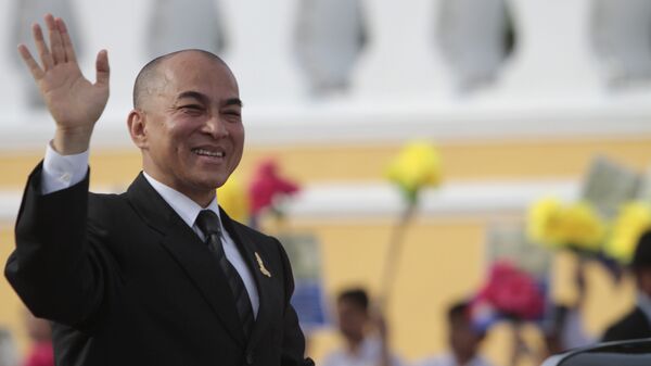 Cambodia's King Norodom Sihamoni greets well-wishers during an Independence Day celebration in front of Royal Palace in Phnom Penh, Cambodia, Saturday, Nov. 9, 2013. The King attended the celebration to mark the country's 60th Independence Day from France.  - Sputnik Việt Nam