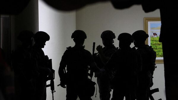 Binh lính bên trong tòa nhà Thượng viện Philippines, nơi xảy ra vụ nổ súng. - Sputnik Việt Nam