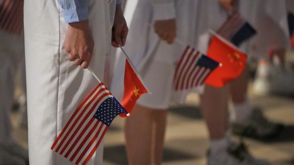 Người dân cầm cờ Mỹ và cờ Trung Quốc trong lễ đón tiếp Tổng thống Mỹ Donald Trump tại sân bay quốc tế Thủ đô Bắc Kinh - Sputnik Việt Nam