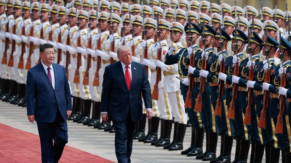 Tổng thống Mỹ Donald Trump duyệt đội danh dự trong lễ đón chính thức cùng Chủ tịch Trung Quốc Tập Cận Bình tại Đại lễ đường Nhân dân ở Bắc Kinh, Trung Quốc, ngày 14/5/2026. - Sputnik Việt Nam