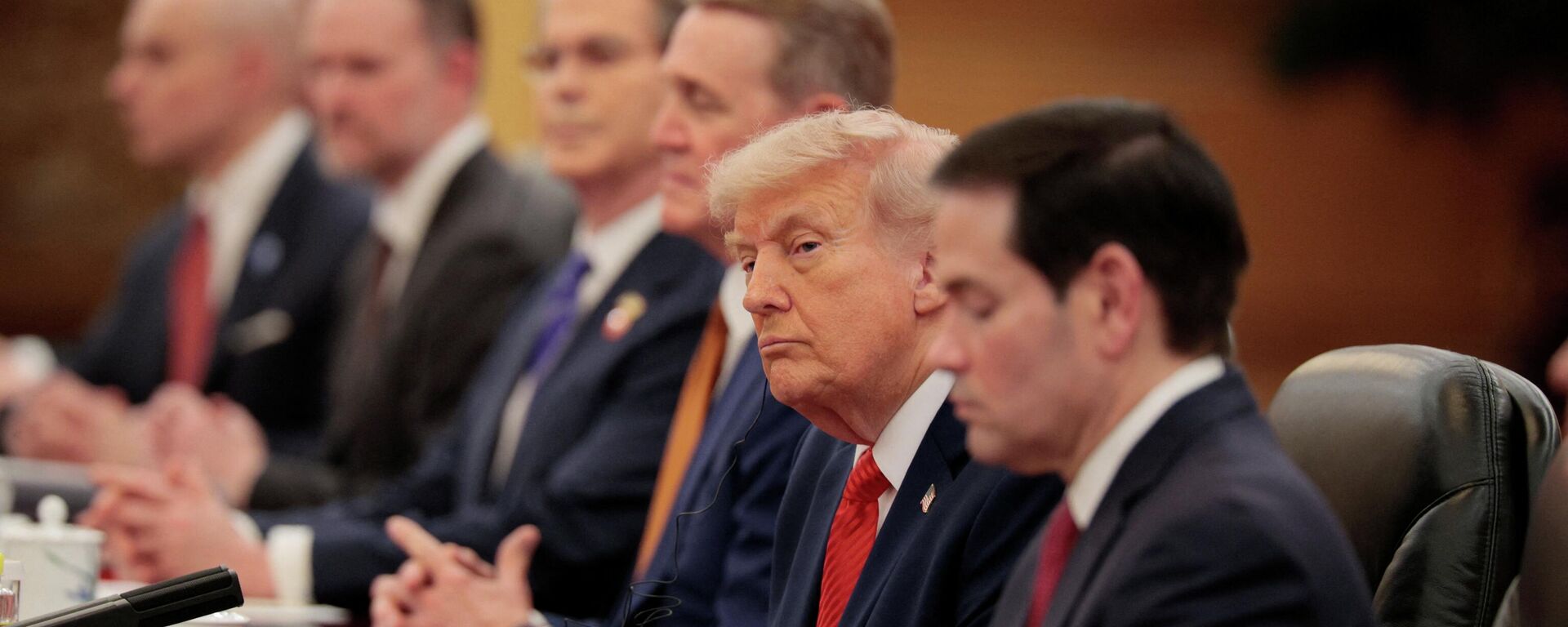 Tổng thống Mỹ Donald Trump tham dự cuộc họp song phương mở rộng với Chủ tịch Trung Quốc Tập Cận Bình (không xuất hiện trong ảnh) tại Đại lễ đường Nhân dân ở Bắc Kinh, Trung Quốc, ngày 14/5/2026. - Sputnik Việt Nam, 1920, 14.05.2026