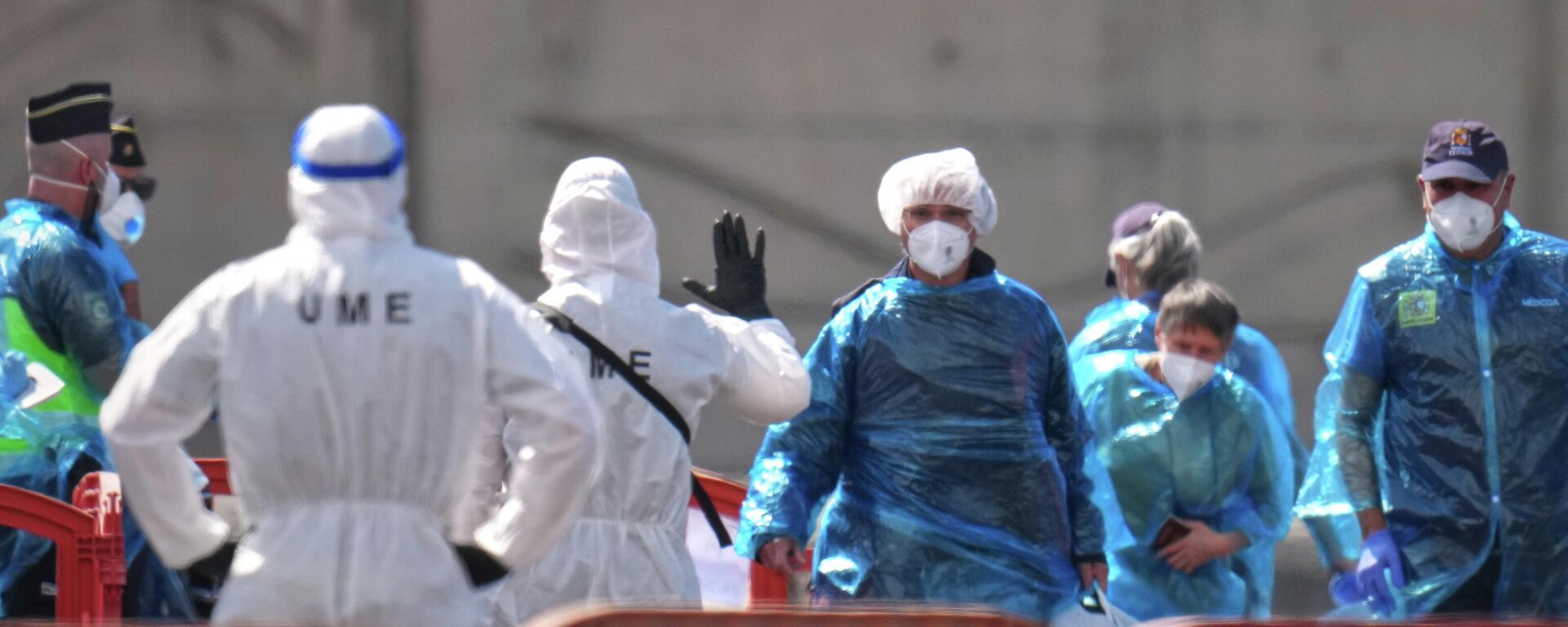 Hành khách từ tàu du lịch MV Hondius, con tàu được chẩn đoán nhiễm virus hantavirus, đang rời tàu tại cảng Granadilla ở Tenerife. Hành khách từ tàu du lịch MV Hondius, con tàu được chẩn đoán nhiễm virus hantavirus, đang rời tàu tại cảng Granadilla ở Tenerife. - Sputnik Việt Nam, 1920, 14.05.2026