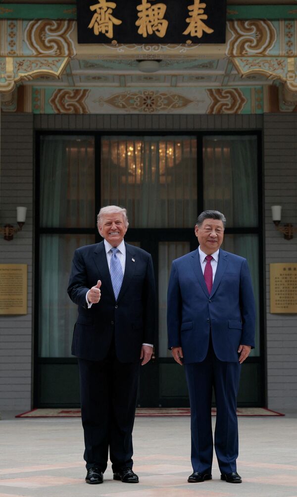 Tổng thống Mỹ Donald Trump chụp ảnh cùng Chủ tịch Trung Quốc Tập Cận Bình trong chuyến thăm Vườn Trung Nam Hải ở Bắc Kinh. - Sputnik Việt Nam