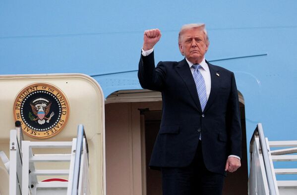 Tổng thống Mỹ Donald Trump trên chuyên cơ Air Force One. - Sputnik Việt Nam