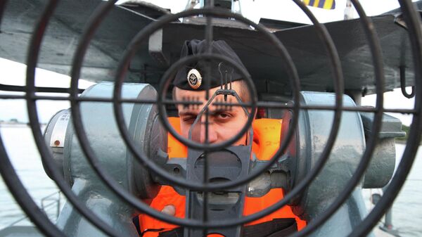 Комендор-оператор скорострельной пушки АУ-АК 306 на российском базовом тральщике Балтийского флота Сергей Колбасьев во время совместных российско-французских военно-морских учений в Балтийском море - Sputnik Việt Nam
