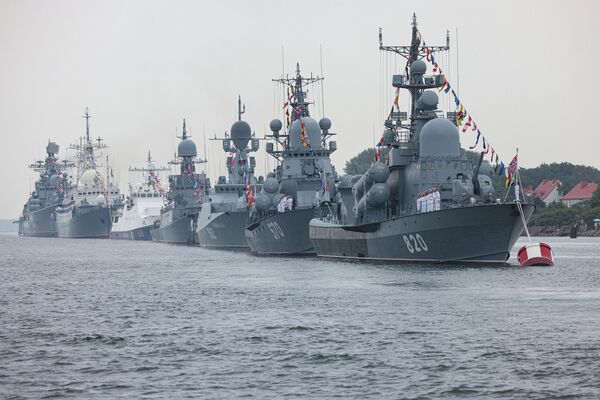 Các tàu của Hạm đội Baltic tham gia duyệt binh kỷ niệm Ngày Hải quân Nga. - Sputnik Việt Nam