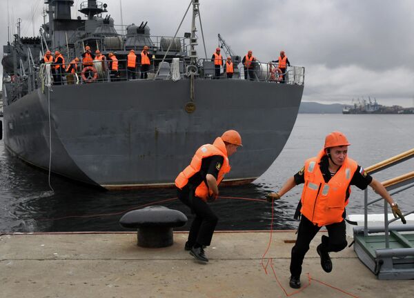 Tàu huấn luyện "Smolny" của Hạm đội Baltic neo đậu tại Bến tàu 33 ở Vladivostok. Trong giai đoạn hai của chuyến hải trình dài ngày, bắt đầu từ Kronstadt vào ngày 1 tháng 8, các học viên Học viện Hải quân St. Petersburg đã đi được 15.000 hải lý dọc theo tuyến đường biển phía Bắc, ghé qua Baltiysk, Severomorsk, quần đảo Solovetsky, Vịnh Emma và Petropavlovsk-Kamchatsky. - Sputnik Việt Nam