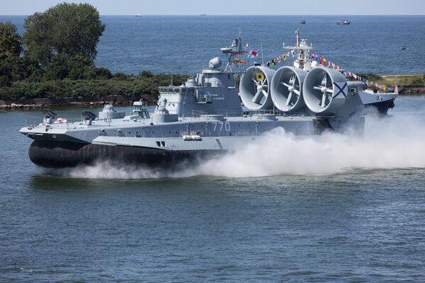 Tàu đổ bộ đệm khí "Evgeny Kocheshkov" trong buổi diễn tập duyệt binh hải quân kỷ niệm Ngày Hải quân Nga tại Baltiysk. - Sputnik Việt Nam