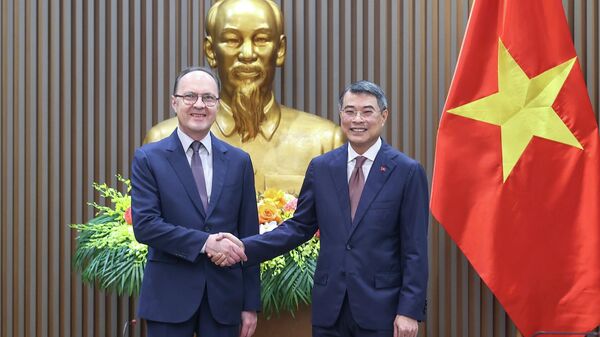 Thủ tướng Lê Minh Hưng và Đại sứ Liên bang Nga tại Việt Nam Gennady Bezdetko - Sputnik Việt Nam