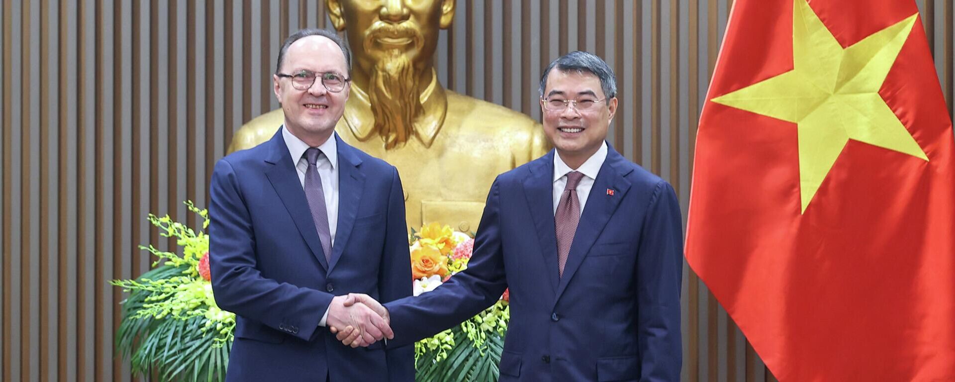 Thủ tướng Lê Minh Hưng và Đại sứ Liên bang Nga tại Việt Nam Gennady Bezdetko - Sputnik Việt Nam, 1920, 18.05.2026
