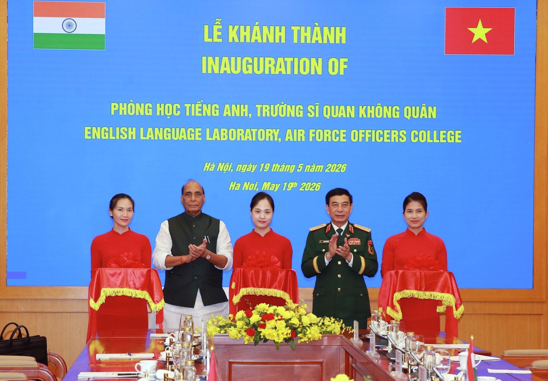 Phó Thủ tướng, Bộ trưởng Quốc phòng Phan Văn Giang và Bộ trưởng Quốc phòng Ấn Độ Rajnath Singh cắt băng khánh thành phòng học Ngoại ngữ của Trường sĩ quan Không quân, do Chính phủ Ấn Độ hỗ trợ - Sputnik Việt Nam, 1920, 19.05.2026
