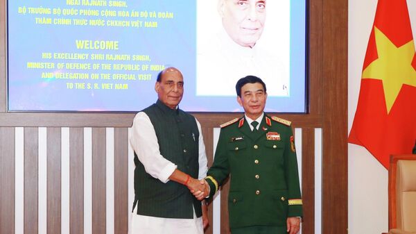 Phó Thủ tướng, Bộ trưởng Quốc phòng Phan Văn Giang và Bộ trưởng Quốc phòng Ấn Độ Rajnath Singh chụp ảnh chung - Sputnik Việt Nam