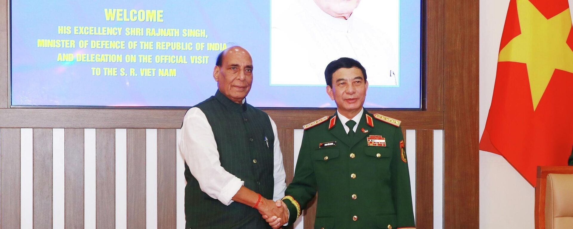 Phó Thủ tướng, Bộ trưởng Quốc phòng Phan Văn Giang và Bộ trưởng Quốc phòng Ấn Độ Rajnath Singh chụp ảnh chung - Sputnik Việt Nam, 1920, 19.05.2026